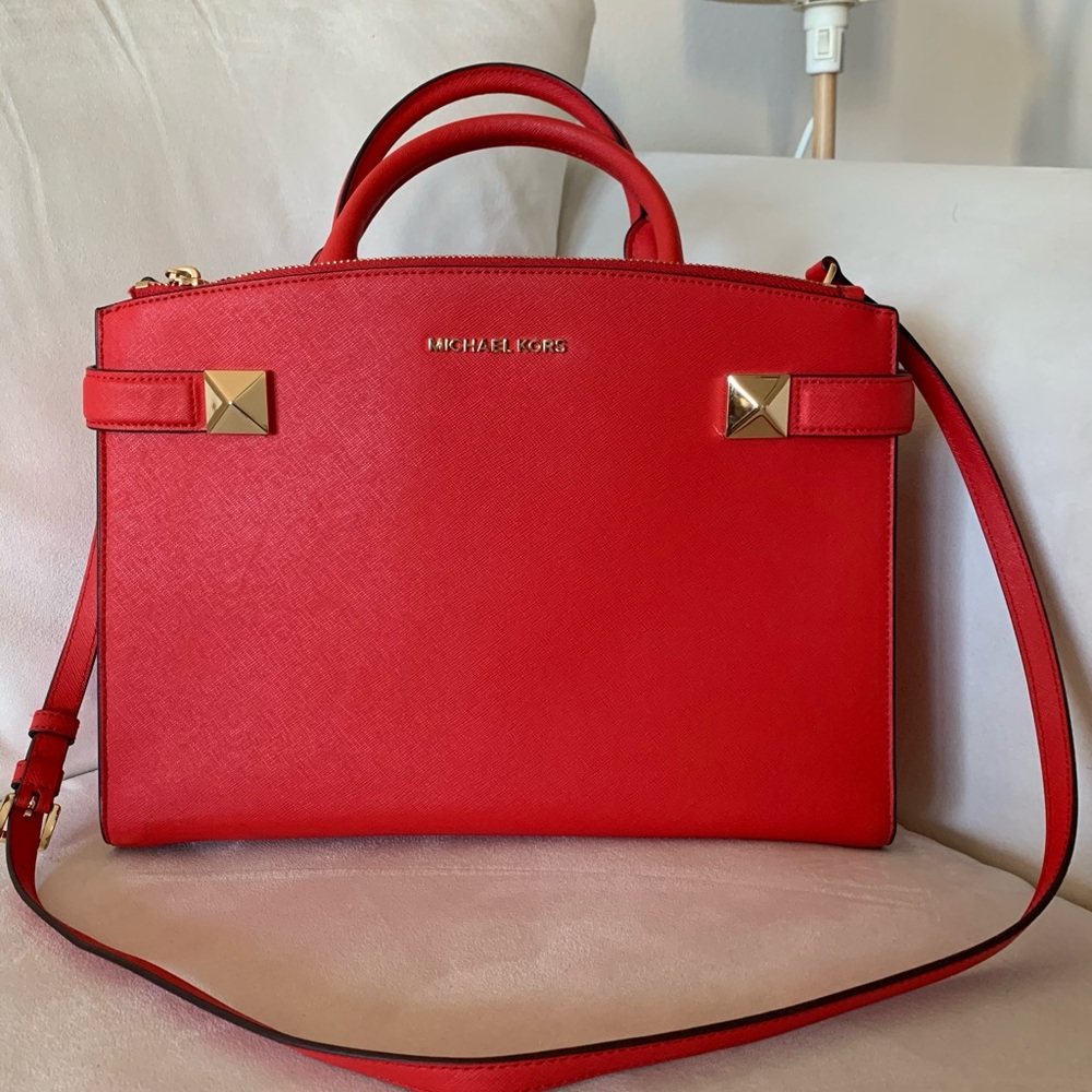 Red Micheal Kors bag 😍❤️